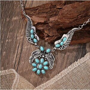 Imitation Turquoise Southwest Style Necklace Silver Tone